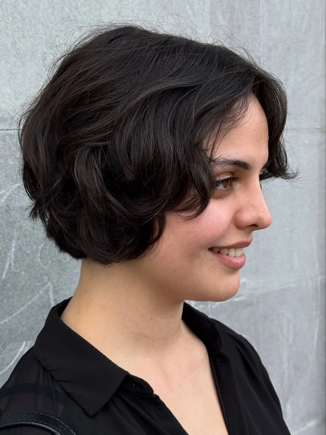 Rounded dark bob with soft curved side volume