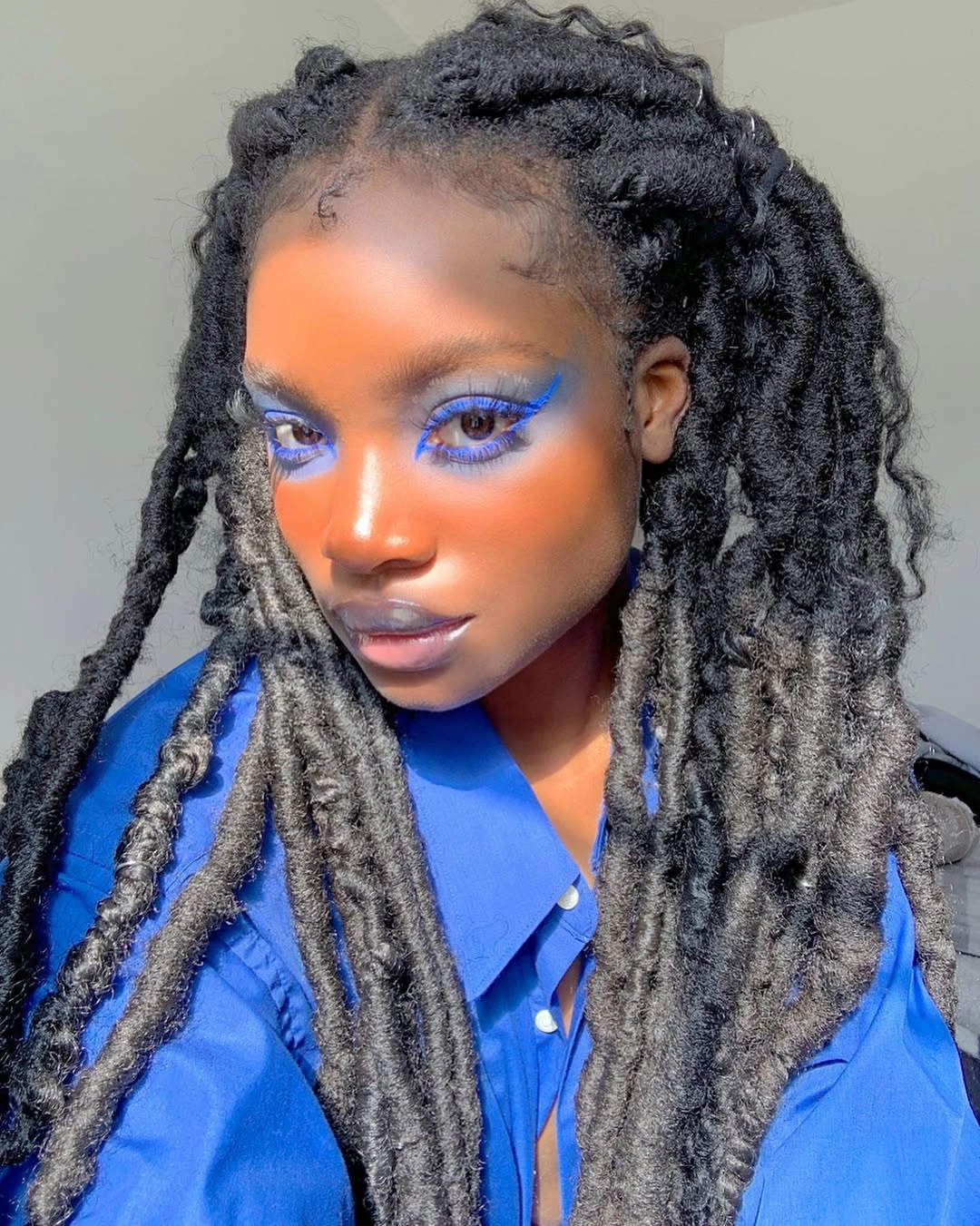 Long gray textured strands with loose front pieces