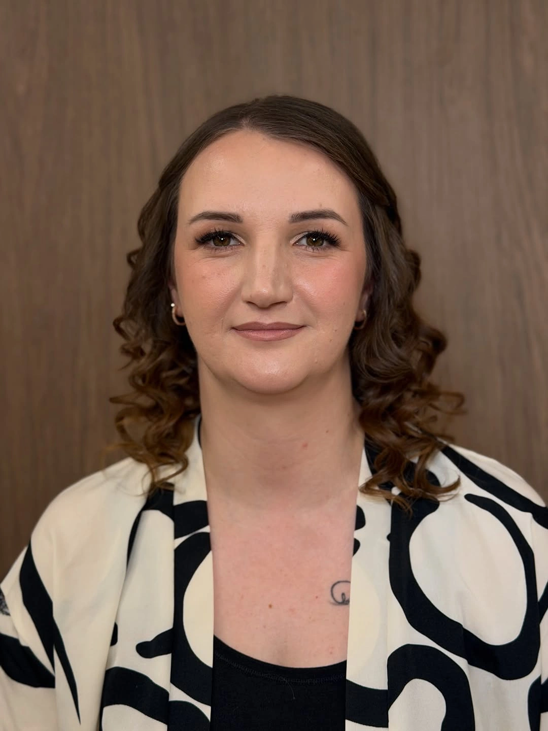 Brunette shoulder-area curls with smooth center part