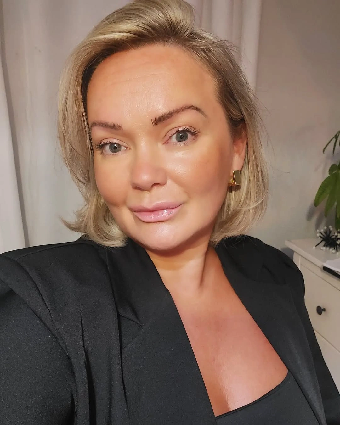 Short blonde hair with side part and curved ends