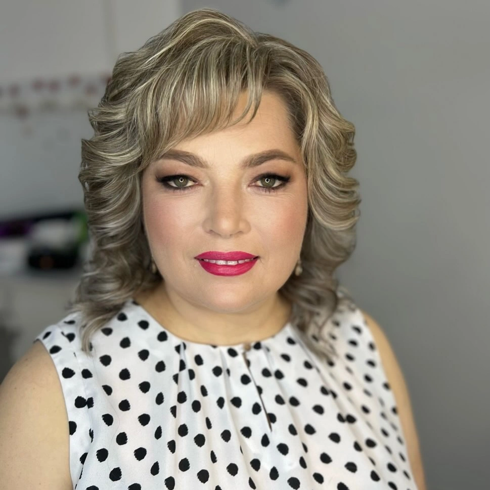 Gray-blonde shoulder-length waves with airy fringe and side volume