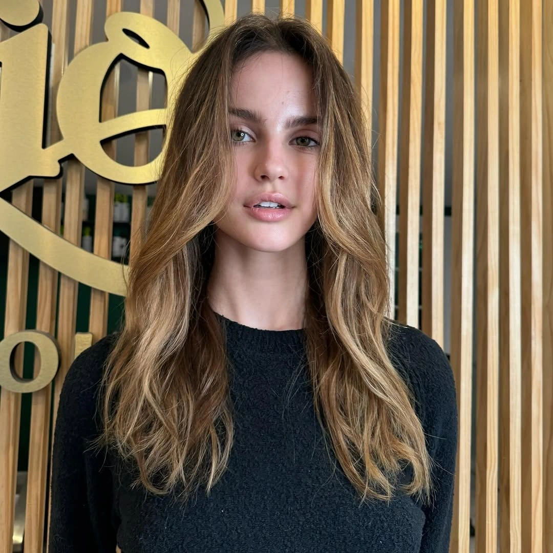 Long bronde waves with center part and face-framing pieces