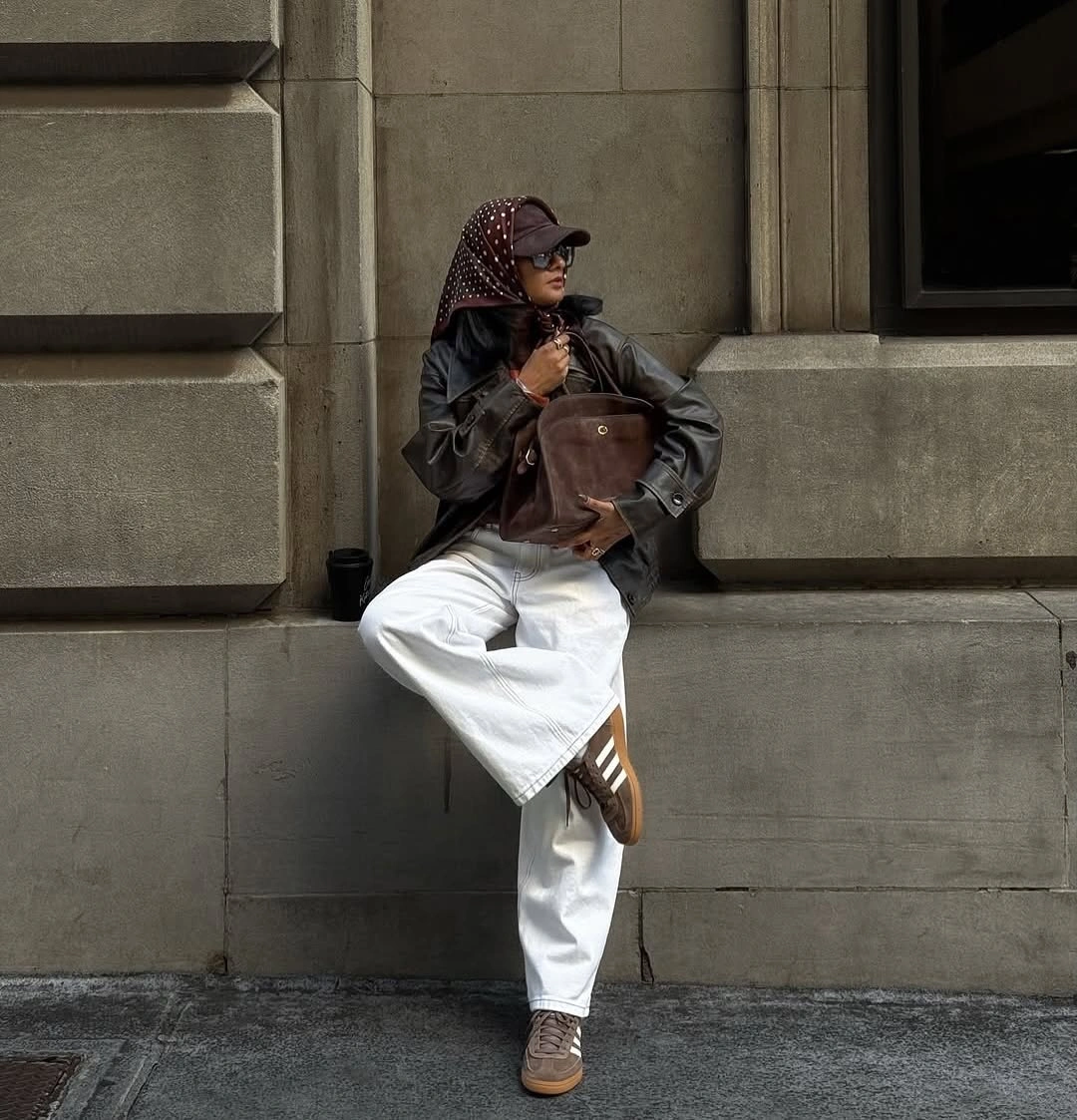 Dark jacket with dotted scarf, white wide trousers and brown sneakers