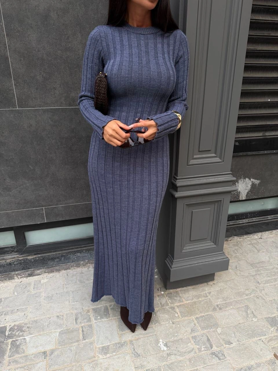 Long ribbed blue-gray knit dress with dark pointed shoes