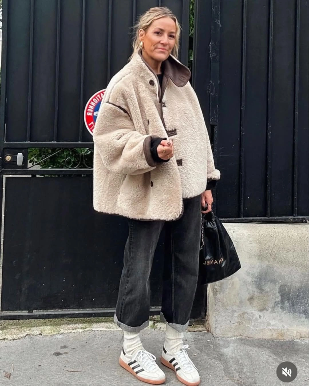 Cream textured jacket with dark cropped jeans and white sneakers
