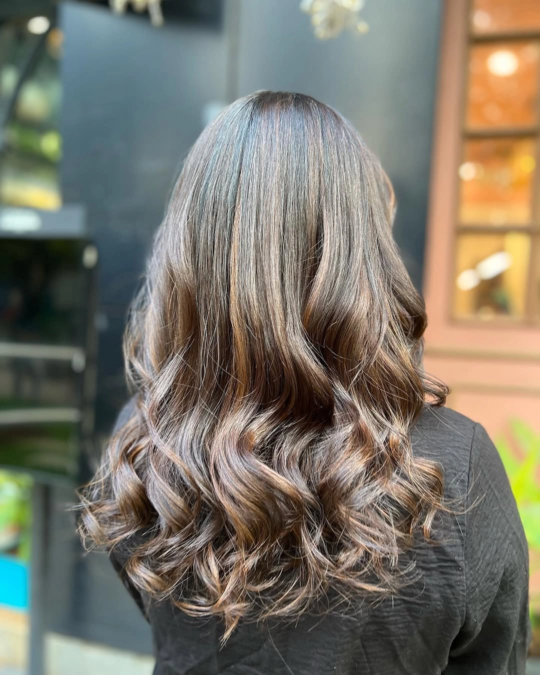 Long wavy hair with silver beige ribbons and brunette depth