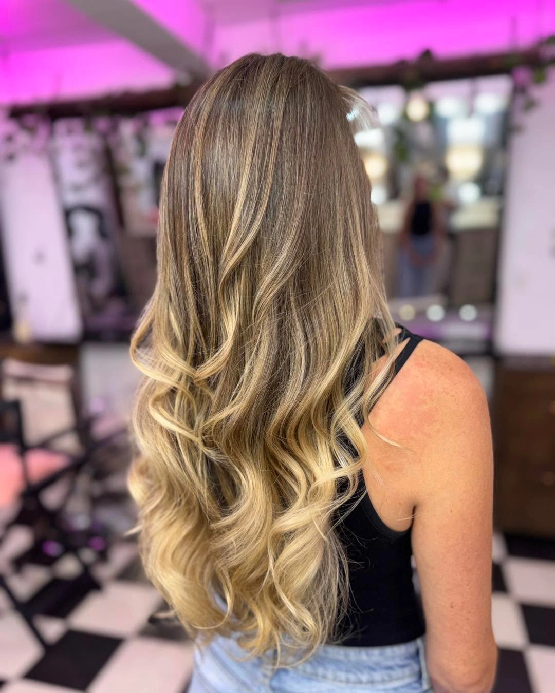Long blonde wavy haircut with bright dimension