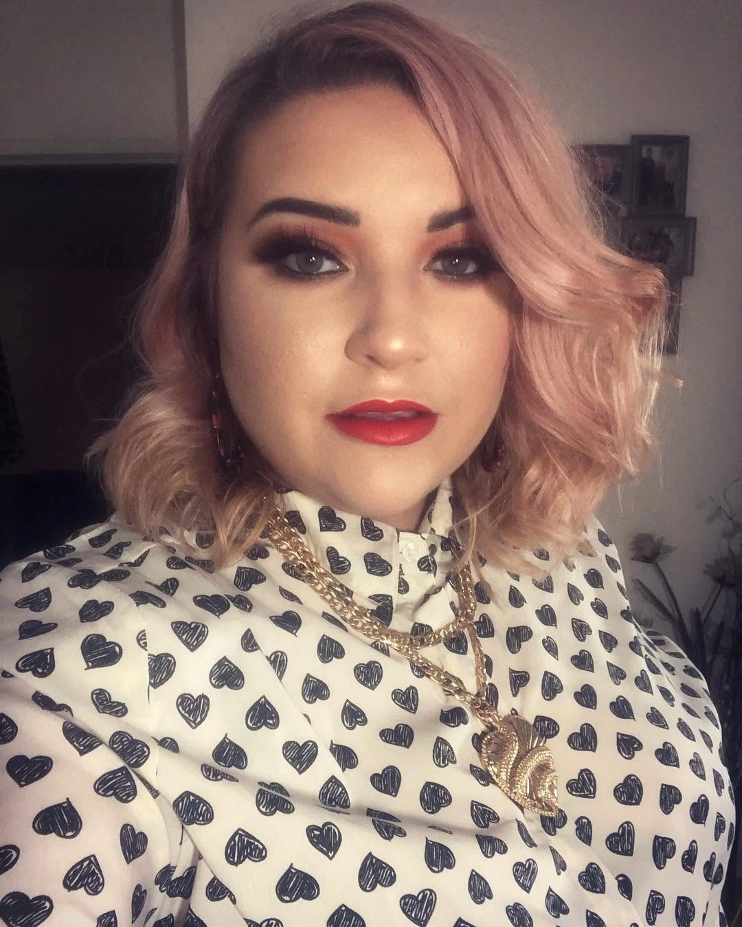 Rose wavy bob with deep side part and curled ends