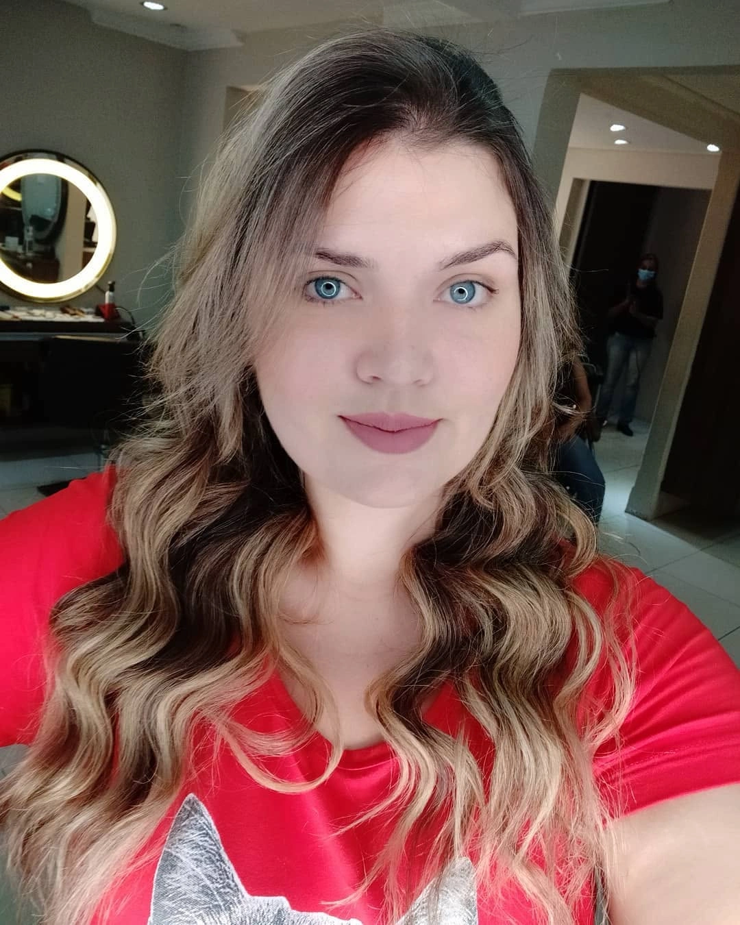 Long highlighted wavy hair with side part and bright lower pieces