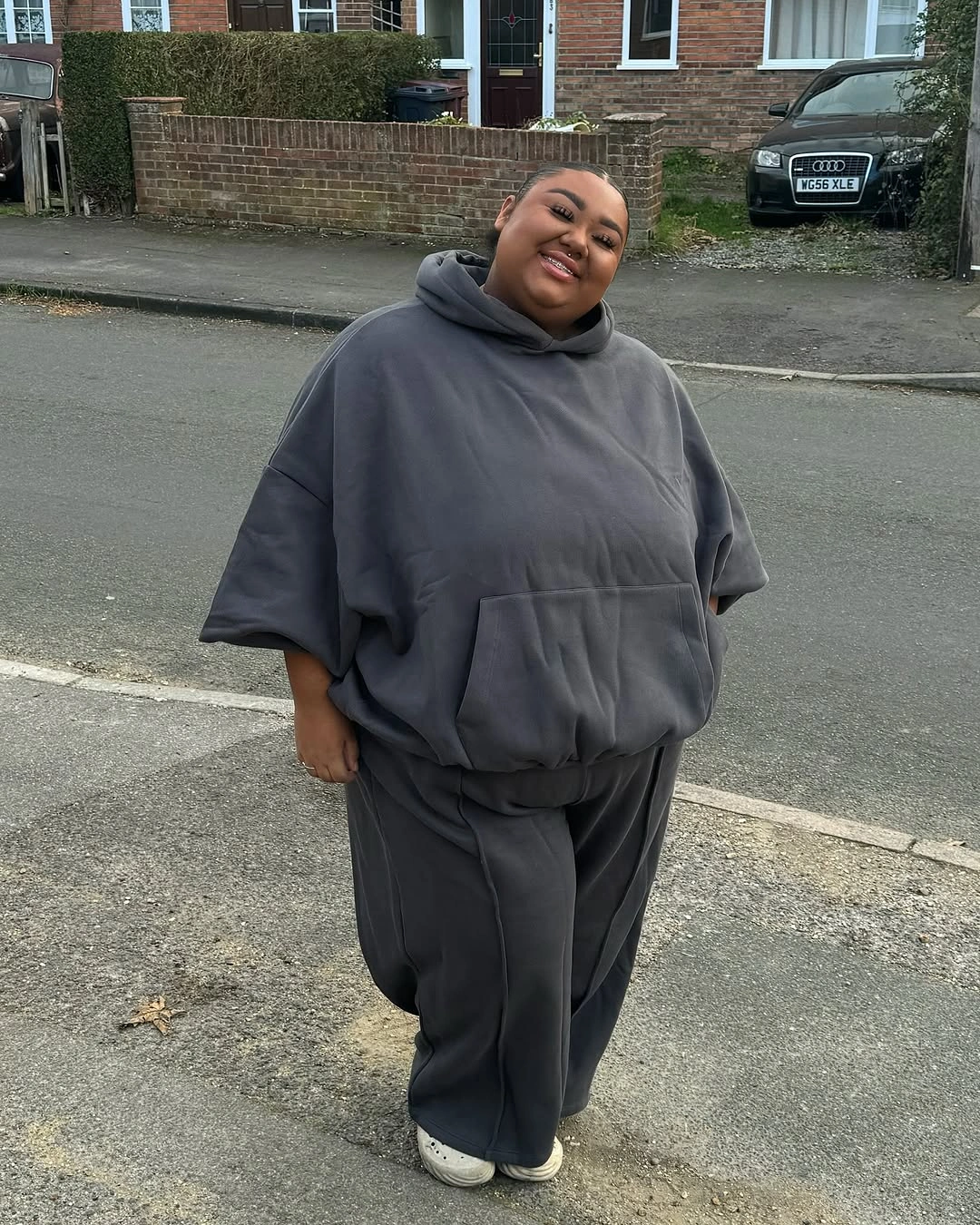 Oversized gray hoodie and sweatpants with white sneakers