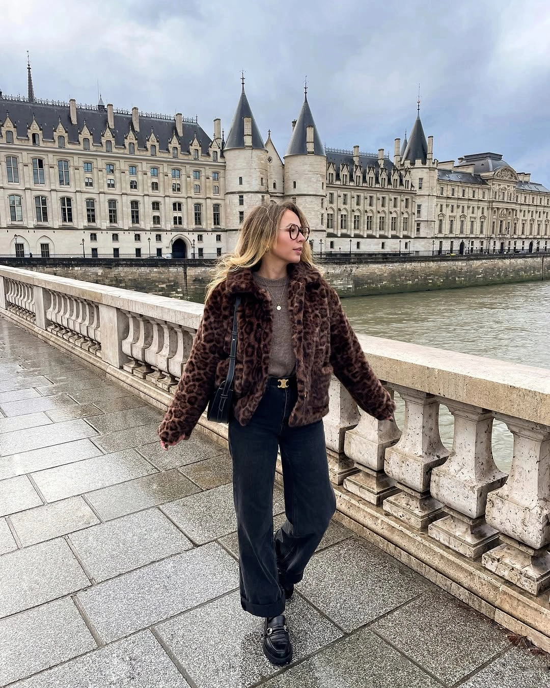 Leopard-patterned coat with dark jeans, black bag and shoes